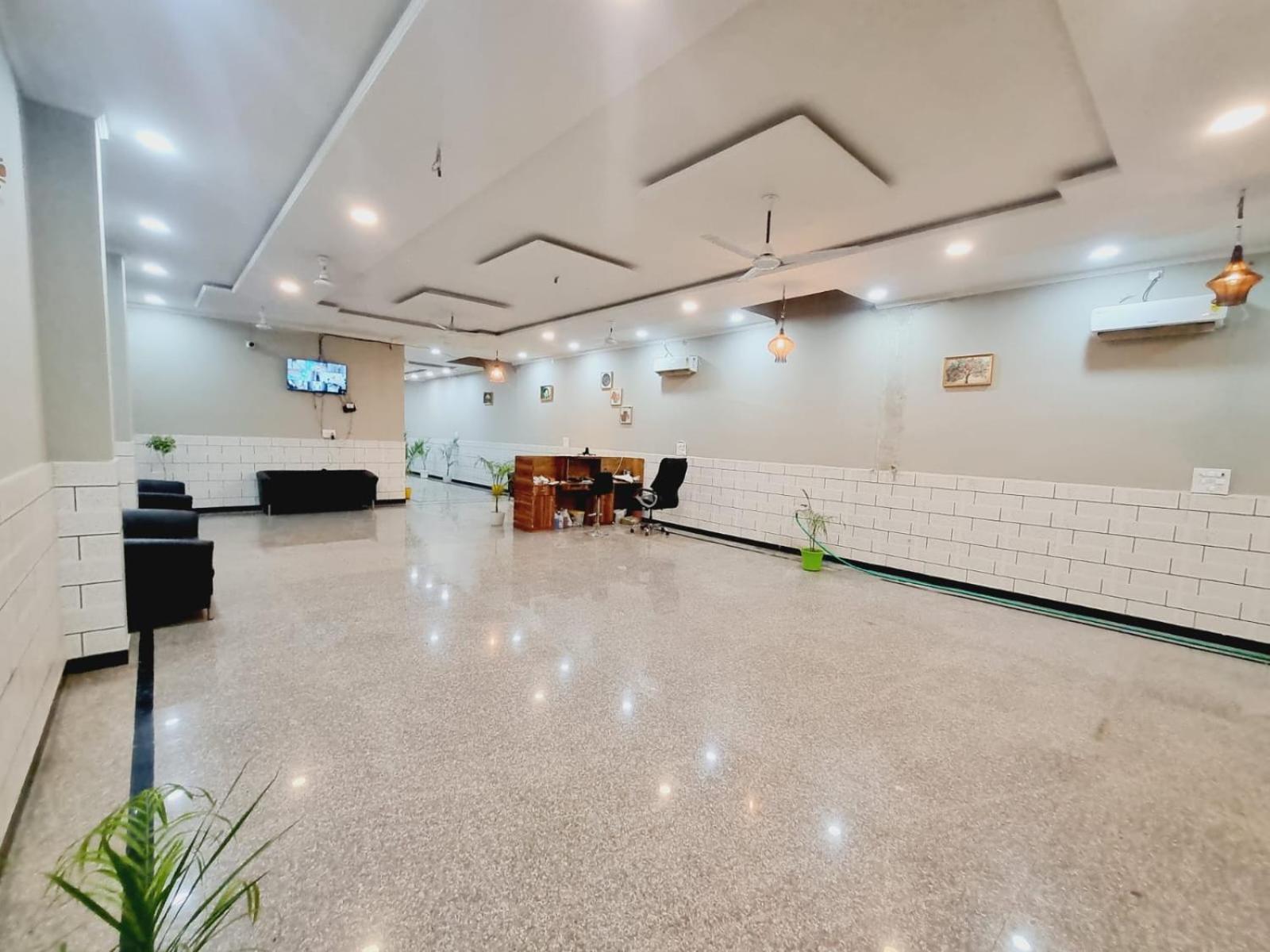 Hotel Solitaire Tower - Top Rated Area- In House Parking Vrindāvan Εξωτερικό φωτογραφία